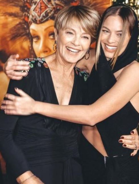 Lachlan Robbie mother Sarie and sister Margot Robbie during the premiere of Babylon in Los Angeles